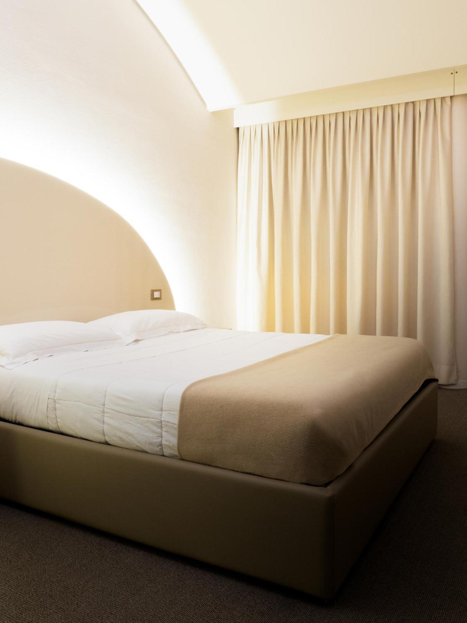 Dealuna Motel Fidenza Bagian luar foto
